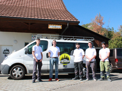 Team der Finsterwald Elektrounternehmung GmbH vor dem Firmenfahrzeug in Villigen